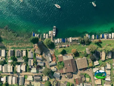 Plano del recinto junto al mar con bungalows y embarcadero del Camping Bellerive, Le Landeron (Neuchâtel)