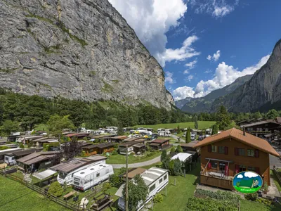 En valle de montaña con mobil-homes y cabañas del Camping Breithorn, Stechelberg (Berna)