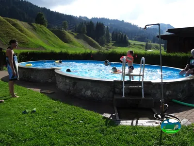Piscina infantil con vistas a la montaña del Camping Bumbach, Schangnau (Berna)