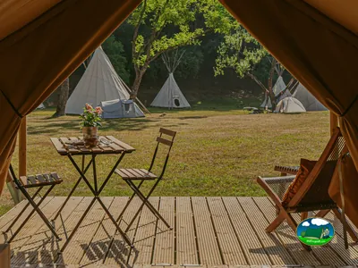Glamping tipi con vistas al bosque y otras tipis del Camping Ca.Stella Camping del Monte San Giorgio, Meride (Tesino)
