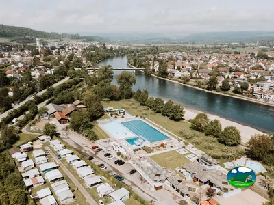 Parcela junto al río con piscina y vistas al entorno del Camping & Caravanclub Bad Zurzach (Oberfeld), Bad Zurzach (Argovia)