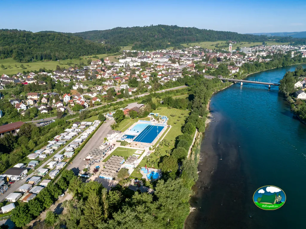 Parcela junto al río con piscina y vistas a la montaña del Camping & Caravanclub Bad Zurzach (Oberfeld), Bad Zurzach (Argovia)