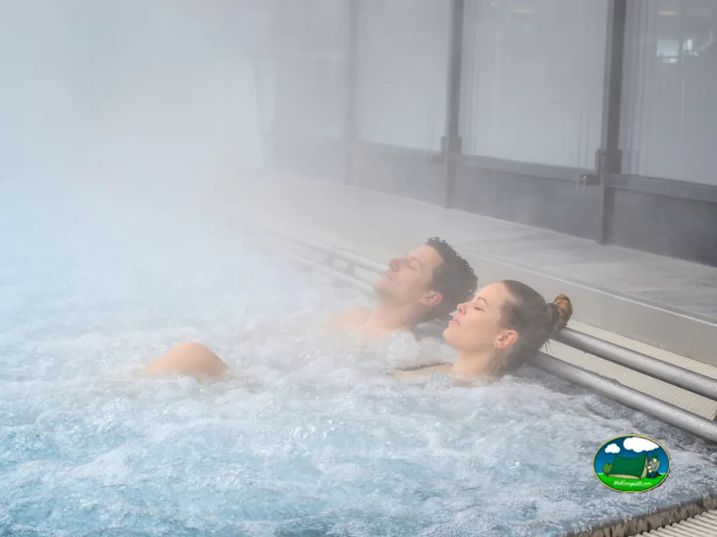 Spa jacuzzi cubierto del Camping & Caravanclub Bad Zurzach (Oberfeld), Bad Zurzach (Argovia)