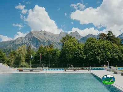 Piscina con vistas a la montaña del Camping Bad Ragaz, Bad Ragaz (San Galo)