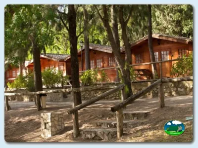 Cabaña de madera entre árboles del Camping La Torrecilla, El Bosque (Cádiz)