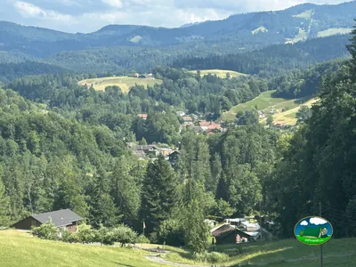 Montaña con vistas al valle y parcelas del Camping Heubach-Rüschegg, Heubach-Rüschegg (Berna)