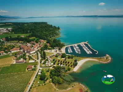 Playa junto al lago con primera línea y puerto deportivo del Camping de Cortaillod, Cortaillod (Neuchâtel)