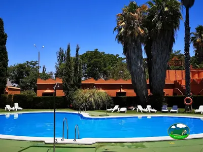 Piscina con vistas a bungalows de obra del Camping Villsom, Dos Hermanas (Sevilla)