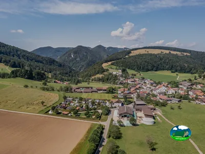 En valle de montaña con vistas a sierra del Camping du Raimeux, Rebeuvelier (Jura)