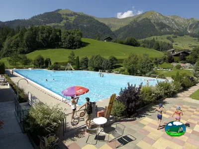 Piscina con vistas a la montaña, zona infantil del Camping Le Berceau, Château-d’Oex (Vaud)