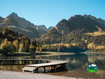 Lago con vistas a la montaña y sierra boscosa del Camping Schiffenensee, Düdingen (Friburgo)