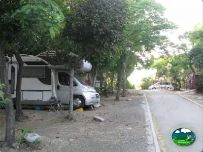 Parcela con mobil-home entre árboles del Camping Parque Tropical, Estepona (Málaga)