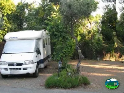 Mobil-home entre árboles del Camping Parque Tropical, Estepona (Málaga)