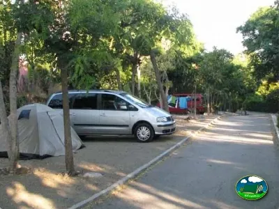 Parcela con tienda de campaña y coche aparcado del Camping Parque Tropical, Estepona (Málaga)