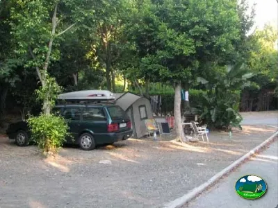 Parcela con tienda de acampada y vehículo del Camping Parque Tropical, Estepona (Málaga)