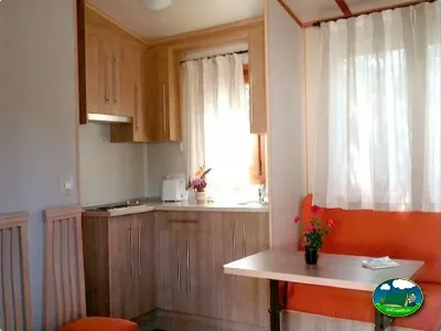 Mobil-home interior con cocina y zona de estar del Camping Parque Tropical, Estepona (Málaga)