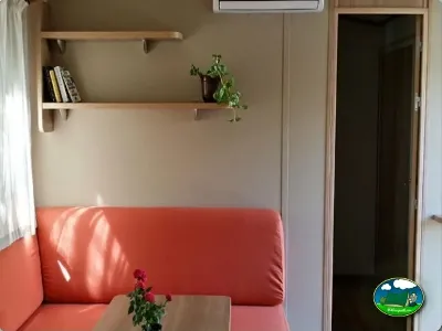 Mobil-home interior con sofá y aire acondicionado del Camping Parque Tropical, Estepona (Málaga)