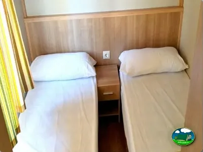Mobil-home dormitorio dos camas individuales del Camping Parque Tropical, Estepona (Málaga)