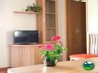 Interior de mobil-home con televisión del Camping Parque Tropical, Estepona (Málaga)