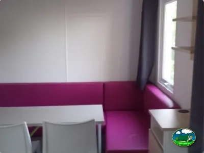 Mobil-home interior con asientos del Camping Parque Tropical, Estepona (Málaga)