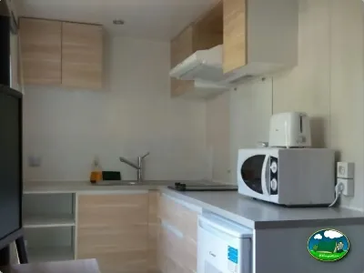 Mobil-home cocina equipada con microondas del Camping Parque Tropical, Estepona (Málaga)