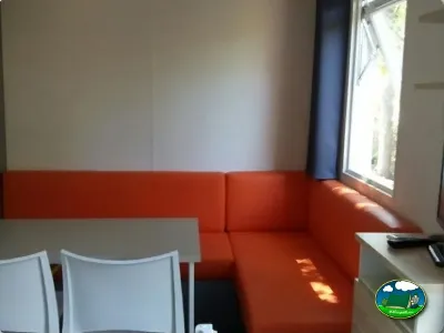 Interior de mobil-home con sofá del Camping Parque Tropical, Estepona (Málaga)