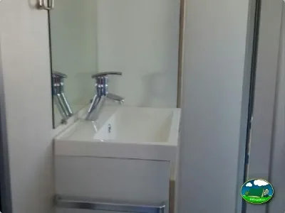 Aseos con lavabo doble del Camping Parque Tropical, Estepona (Málaga)