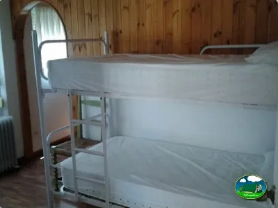 Cabaña interior con literas del Camping Parque Tropical, Estepona (Málaga)