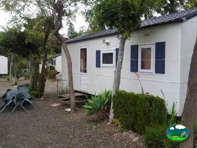 Mobil-home con parcela arbolada del Camping Parque Tropical, Estepona (Málaga)