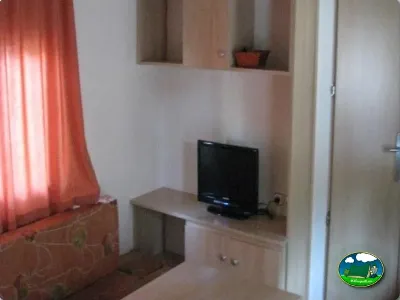 Mobil-home interior con TV del Camping Parque Tropical, Estepona (Málaga)