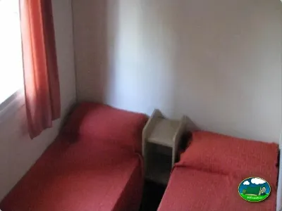 Mobil-home interior con camas del Camping Parque Tropical, Estepona (Málaga)