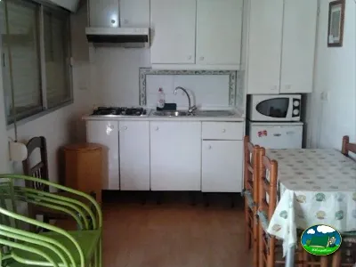 Mobil-home con cocina equipada y zona de comedor del Camping Parque Tropical, Estepona (Málaga)