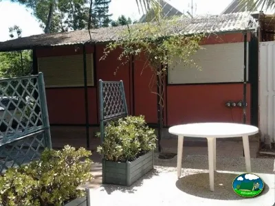 Bungalow con terraza y mobiliario de jardín del Camping Parque Tropical, Estepona (Málaga)
