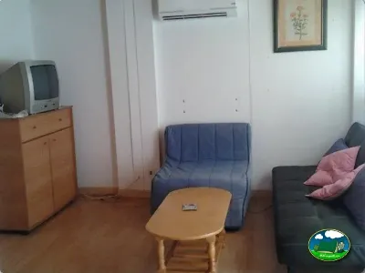 Mobil-home interior con sala de estar del Camping Parque Tropical, Estepona (Málaga)
