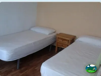Cabaña interior con dos camas individuales del Camping Parque Tropical, Estepona (Málaga)