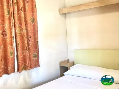 Mobil-home, dormitorio con cama doble del Camping Parque Tropical, Estepona (Málaga)
