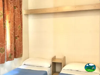 Interior de cabaña con dos camas del Camping Parque Tropical, Estepona (Málaga)