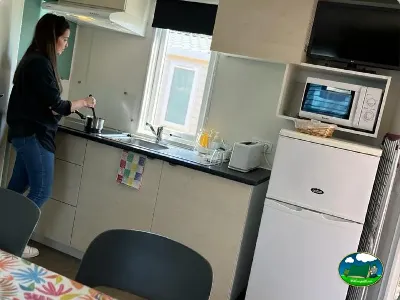 Cocina de mobil-home con electrodomésticos del Camping Parque Tropical, Estepona (Málaga)