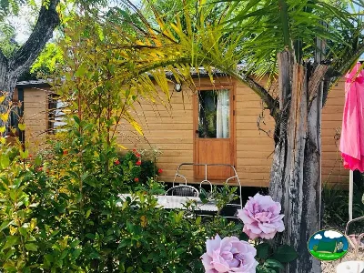 Mobil-home con parcela ajardinada y flores del Camping Parque Tropical, Estepona (Málaga)