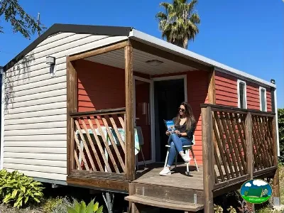 Mobil-home con terraza y vistas al jardín del Camping Parque Tropical, Estepona (Málaga)