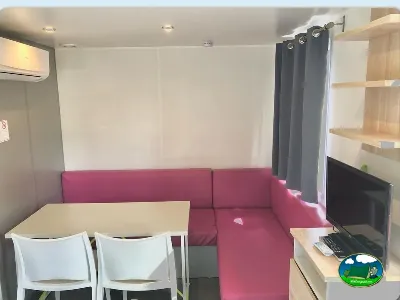 Mobil-home interior con salón y sofá del Camping Parque Tropical, Estepona (Málaga)