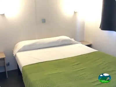 Mobil-home dormitorio cama doble del Camping Parque Tropical, Estepona (Málaga)