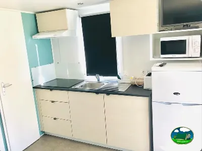 Mobil-home cocina equipada del Camping Parque Tropical, Estepona (Málaga)