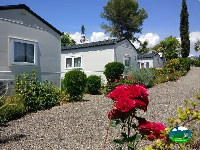 Mobil-home con jardín y flores del Camping Parque Tropical, Estepona (Málaga)
