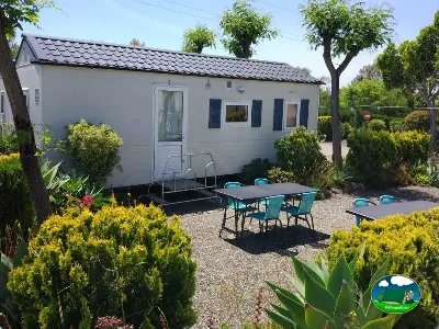Mobil-home con parcela ajardinada y zona de estar del Camping Parque Tropical, Estepona (Málaga)