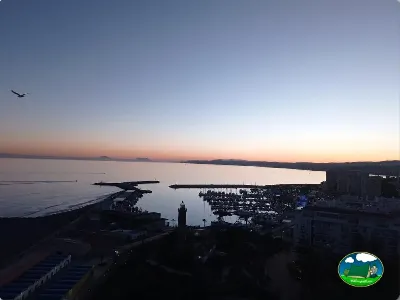 Junto al mar atardecer con vistas al puerto del Camping Parque Tropical, Estepona (Málaga)