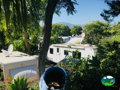 Mobil-home en parcela arbolada con vistas a la montaña del Camping Parque Tropical, Estepona (Málaga)