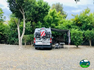 Parcela con mobil-home y toldo desplegado del Camping Parque Tropical, Estepona (Málaga)