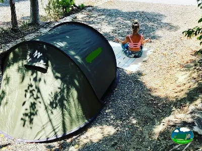Tienda de acampada con niño en parcela del Camping Parque Tropical, Estepona (Málaga)