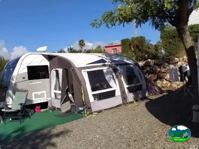Caravana con toldo en parcela del Camping Parque Tropical, Estepona (Málaga)